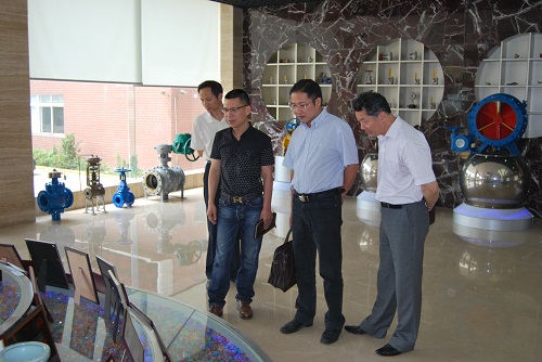 �й��ζ��^ί�y�𲿸����L���^�y�𲿙C�P�h��֧��ӛ������ͬ־���Ϻ������y�T�Sҕ�칤�����D 2��