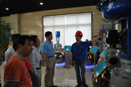 �Aͤ�(zh��n)�˴������ϯ���(y��ng)ͬ־���Ϻ������y�T(m��n)�S(ch��ng)�a(ch��n)Ʒչ�d���^