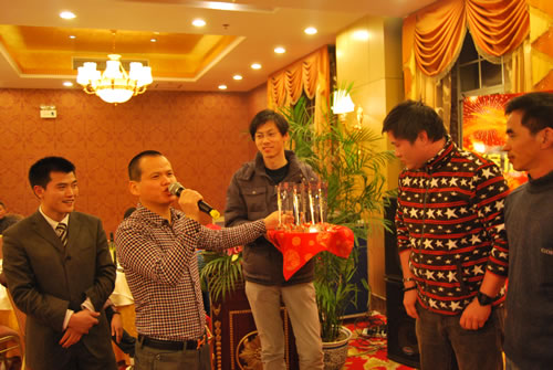 市場部部長潘海潮頒發第二屆運動會團體獎