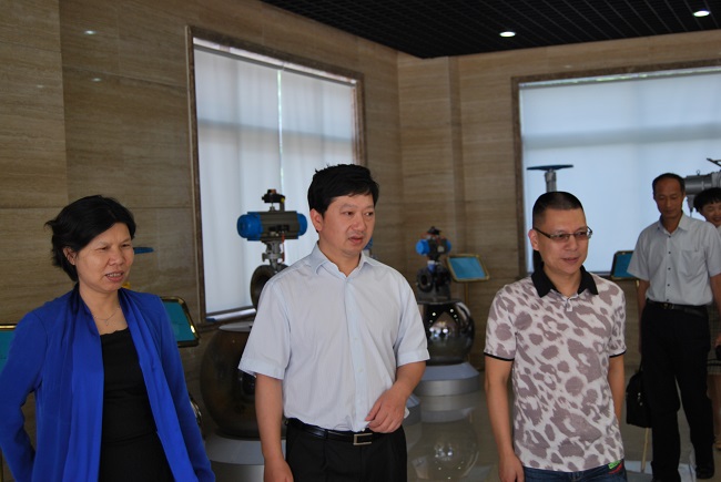 嘉定區組織部副部長陳杰在滬工閥門視察工作(圖1)