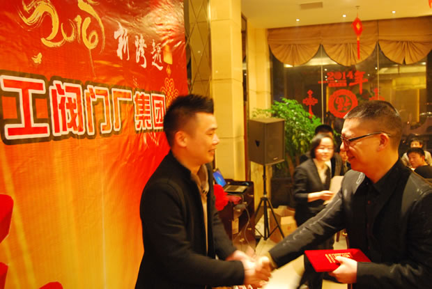 �����y�T(m��n)���F(tu��n)�����L(zh��ng)���͞鹫˾2013����N�۹�܊�Y���w�C��(ji��ng)