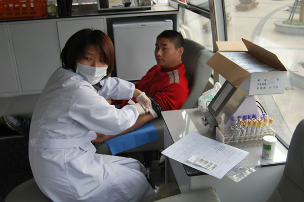 公司員工到嘉定博樂廣場獻血車參加義務(wù)獻血