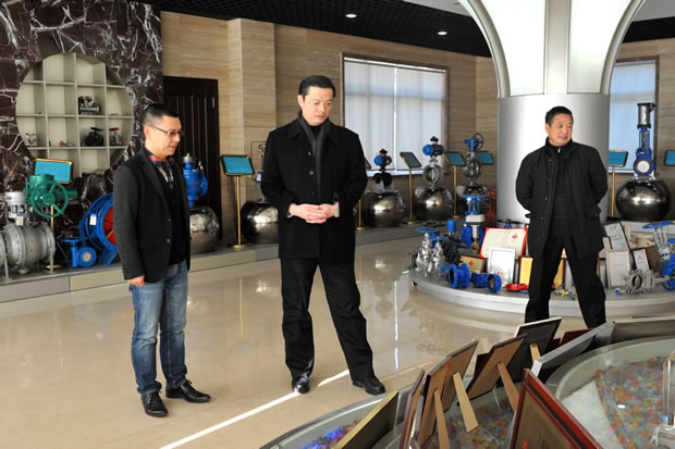 華亭鎮黨委書記陳賓參觀滬工閥門展示廳