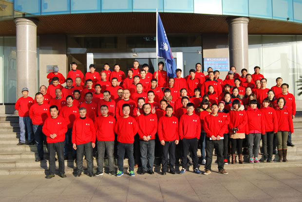 參加長跑活動員工出發前在公司大樓前合影