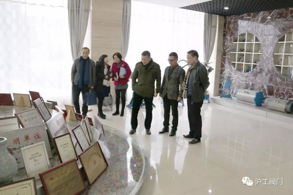 浦忠明局長(zhǎng)在上海滬工閥門廠調(diào)研(圖1)