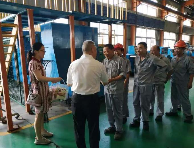 華亭鎮總工會前來上海滬工閥門廠慰問一線職工(圖1)