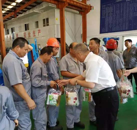 華亭鎮總工會前來上海滬工閥門廠慰問一線職工(圖2)