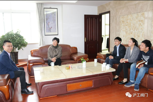 華亭鎮(zhèn)黨委書記何蓉在滬工閥門調(diào)研(圖2)