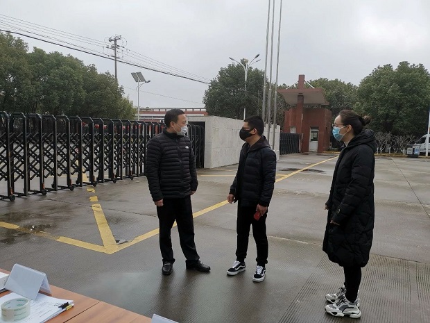 華亭鎮黨委副書記鎮長沈飚,華亭鎮企業發展辦公室主任湯冰潔調研上海滬工閥門廠(圖2)