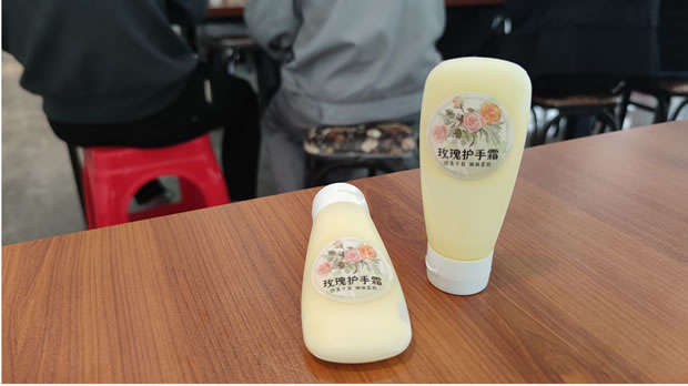 華亭鎮(zhèn)總工會活動進企項目之金秋十月護手霜DIY活動(圖5)