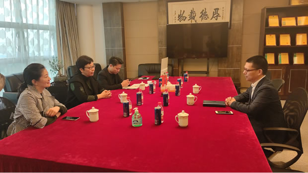 華亭鎮黨委書記何蓉走訪調研上海滬工閥門廠(圖1)